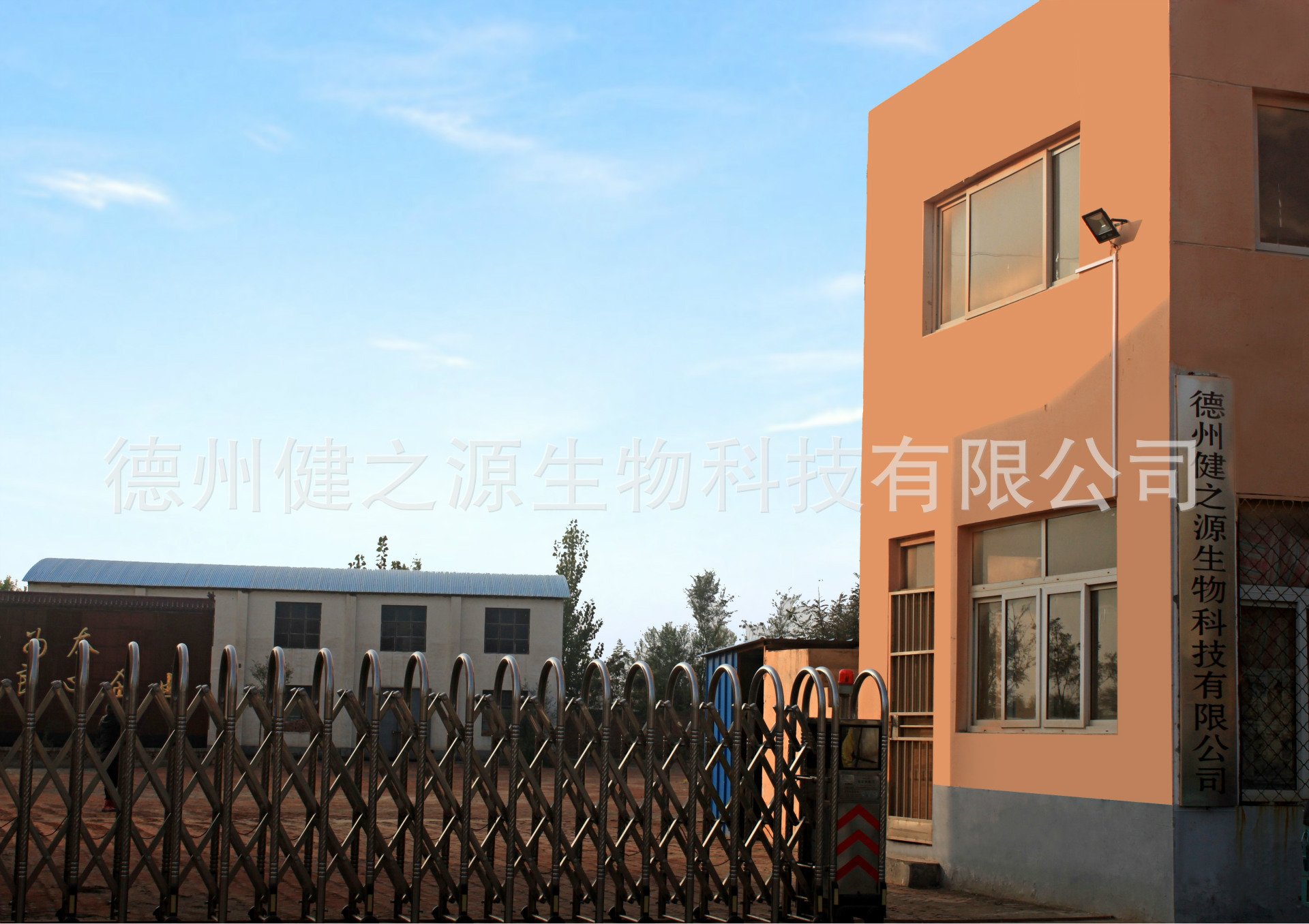 德州健之源生物科技有限公司是一家專業(yè)生產(chǎn)營(yíng)養(yǎng)素補(bǔ)充劑、SC營(yíng)養(yǎng)食品公司，業(yè)務(wù)范圍包括固體飲料、壓片糖果、代用茶、沖劑以及各種膳食養(yǎng)生健康食品的生產(chǎn)代工、OEM、 ODM等。公司占地五十余畝，廠區(qū)建筑面積4000余m2，內(nèi)設(shè)生產(chǎn)車間、質(zhì)量控制室、產(chǎn)品檢測(cè)中心、陰涼倉(cāng)庫(kù)、辦公用房及輔助用房。生產(chǎn)車間總面積1000余m2，其中保健食品GMP 凈化車間600m2，裸藻片代加工 裸藻復(fù)合壓片糖果OEM  食品片劑貼牌委托生產(chǎn)廠家 一般生產(chǎn)區(qū)400m2；倉(cāng)儲(chǔ)總面積（原輔料倉(cāng)庫(kù)、成品倉(cāng)庫(kù)、包材倉(cāng)庫(kù)等）2500m2，物料分區(qū)分庫(kù)存放；檢測(cè)分析室（包括理化分析室、微生物檢驗(yàn)室、留樣觀察室等）總面積300m2。辦公用房200m2。流水生產(chǎn)線承接粉劑，片劑，袋泡茶，顆粒劑 等劑型的成品、半成品代加工。  公司成立專項(xiàng)實(shí)驗(yàn)室，引進(jìn)山東中醫(yī)藥大學(xué)的醫(yī)藥技術(shù)部部長(zhǎng)等相關(guān)專業(yè)人員組建科研團(tuán)隊(duì)，在分子生物學(xué)、微 生物發(fā)酵、藥食同源、新資源食品研究等方面實(shí)行研產(chǎn)一體化，針對(duì)不同方向的營(yíng)養(yǎng)課題進(jìn)行探討研究，并將科研成果轉(zhuǎn)化為生產(chǎn)力，為產(chǎn)業(yè)化生產(chǎn)提供技術(shù)支撐。